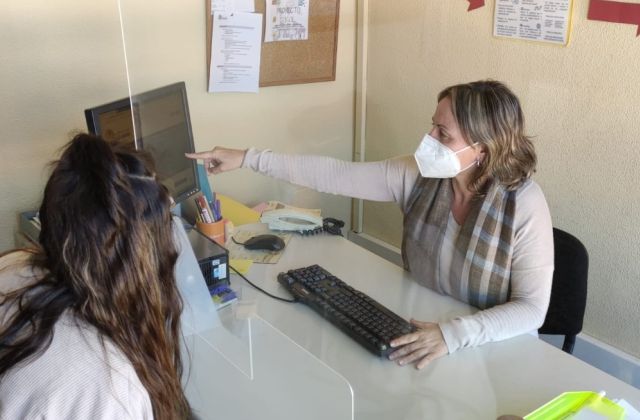 Una de las trabajadoras de la Fundación Sierra Minera atiende a una joven desempleada.