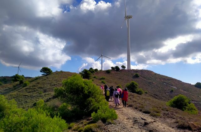 mujeres andando por la ruta