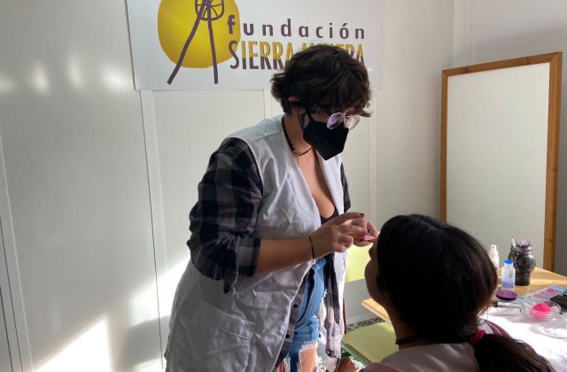 maquilladora pintando