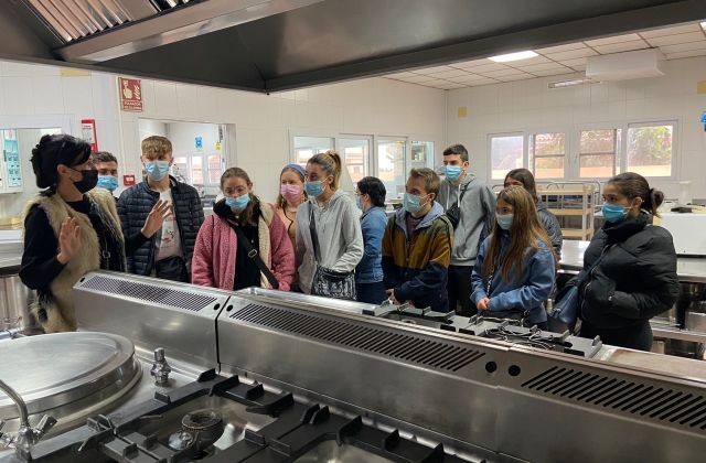 explicacion de cocina a alumnos