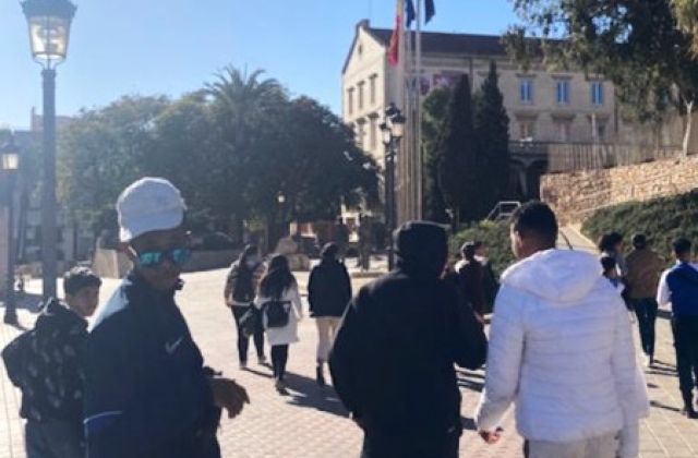 Participantes del proyecto "Valere" en el acceso al Museo de Arte Moderno de Cartagena