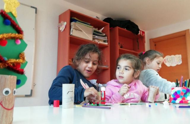 niñas haciendo decoraciones navideñas