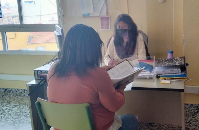 Una de las trabajadoras del proyecto 'Sierra Minera' realiza una atención